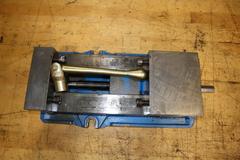Kurt D688 6" AngLock CNC Milling Vise – w/ Handle