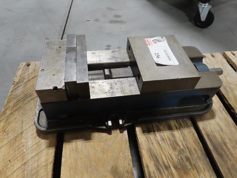 Kurt D675 6" Machine Vise with Steel Jaws