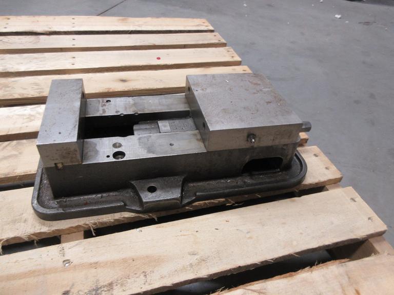 Kurt D-60 6" Machine Vise