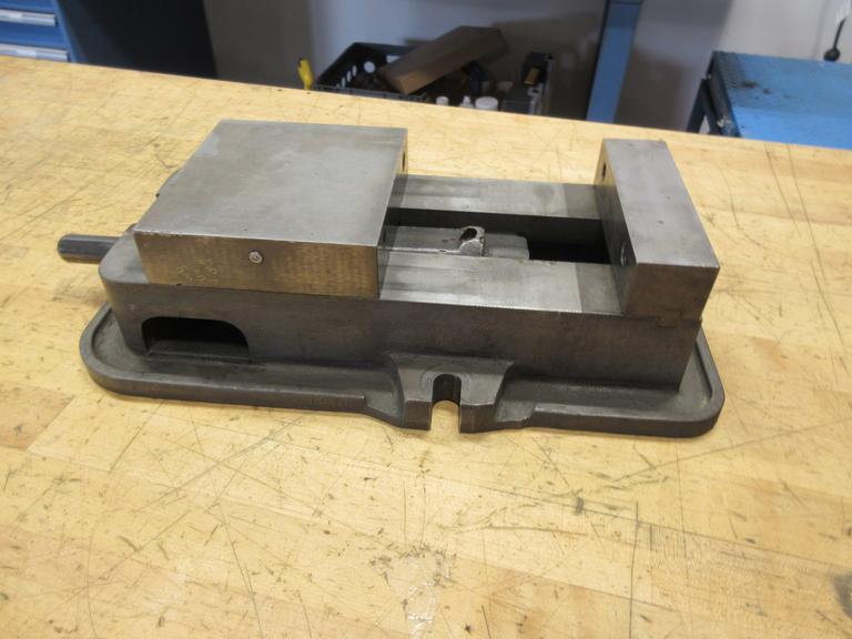 Kurt D-60 6" Machine Vise **No Jaws**
