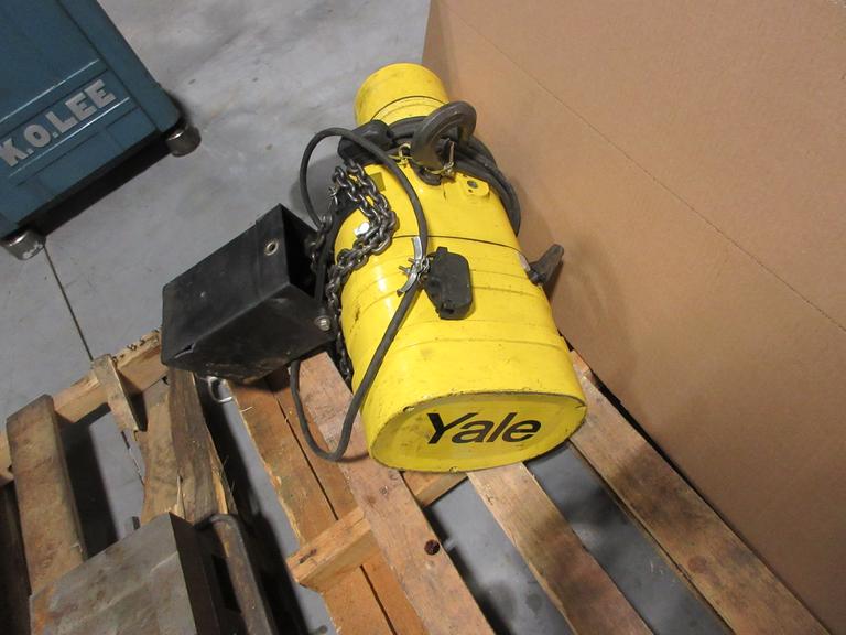 Yale KELC5016 1/2 Ton Electric Chain Hoist With Chain Catcher and Power Cord **No Control Pendant**
