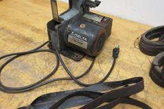 Delta 31-050 1" Wide Belt Sander with Assorted Belts