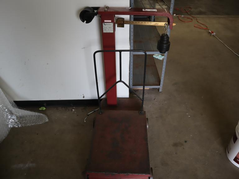 Northern 1000 lb Rolling Manual Shipping Scale with Slide Rule and Weights