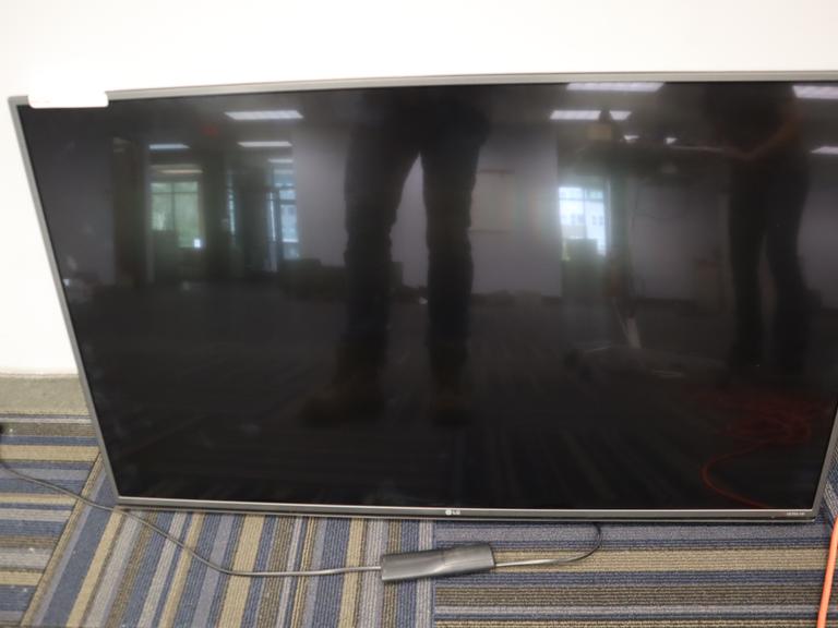 LG TV w Remote 44" X 25"