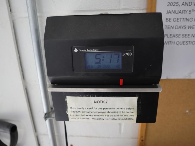 Pyramid Technologies Model 3700 Time Clock with Time Cards