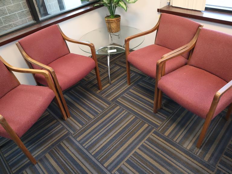 Office Padded Lounge Chairs (4pcs) With Glass Top Side Table