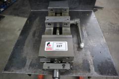Kurt DL-600 Double Lock 6" Machine Vise with Hard and Handle