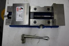 Kurt DX6 6" Machine Vise, Steel Jaws, Handle