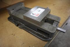 Kurt D-675 6" Machine Vise with Handle