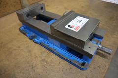 Kurt D688 6" Machine Vise with Steel Hard Jaws and Handle