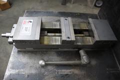 Kurt DL-600 Double Lock 6" Machine Vise with Hard and Handle