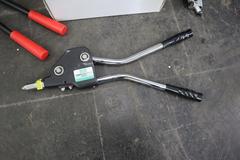 Gesipa Taurus 1 Pneumatic Speed Rivet Gun with Manual Riveters and Rivets