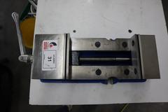 Kurt DX6 6" Machine Vise with Steel Jaws and Handle