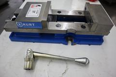 Kurt DX6 6" Machine Vise, Steel Jaws, Handle