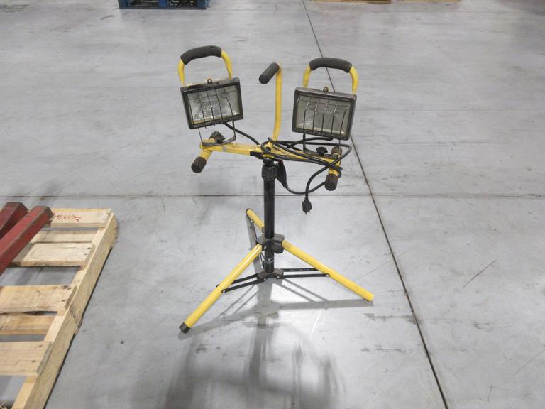 Dual Halogen Work Light on Adjustable Tripod Stand **Works Fine**