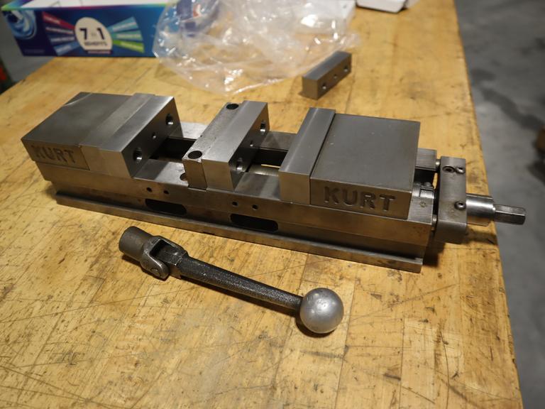 Kurt DL400B 4" Machine Vise With Steel Jaws and Handle