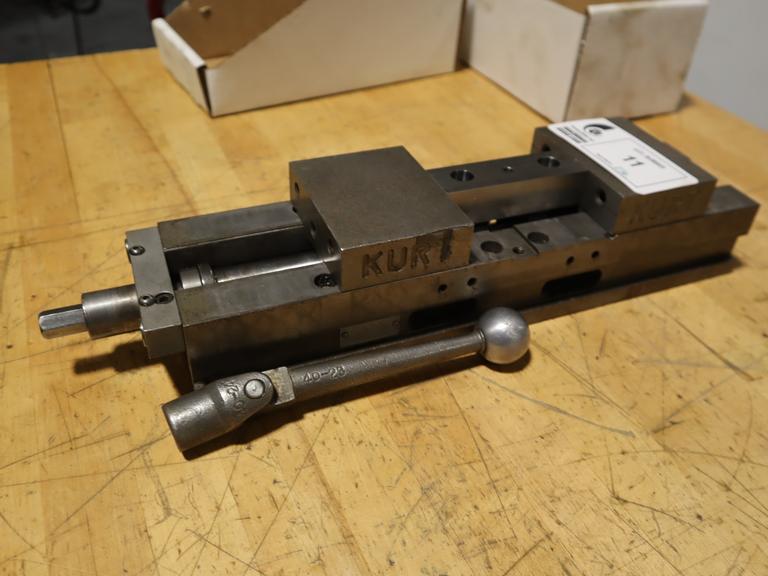 Kurt DL400B 4" Double Lock Machine Vise with Handle ** Missing Center Jaw **