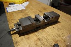 Kurt DL400B 4" Machine Vise With Steel Jaws and Handle